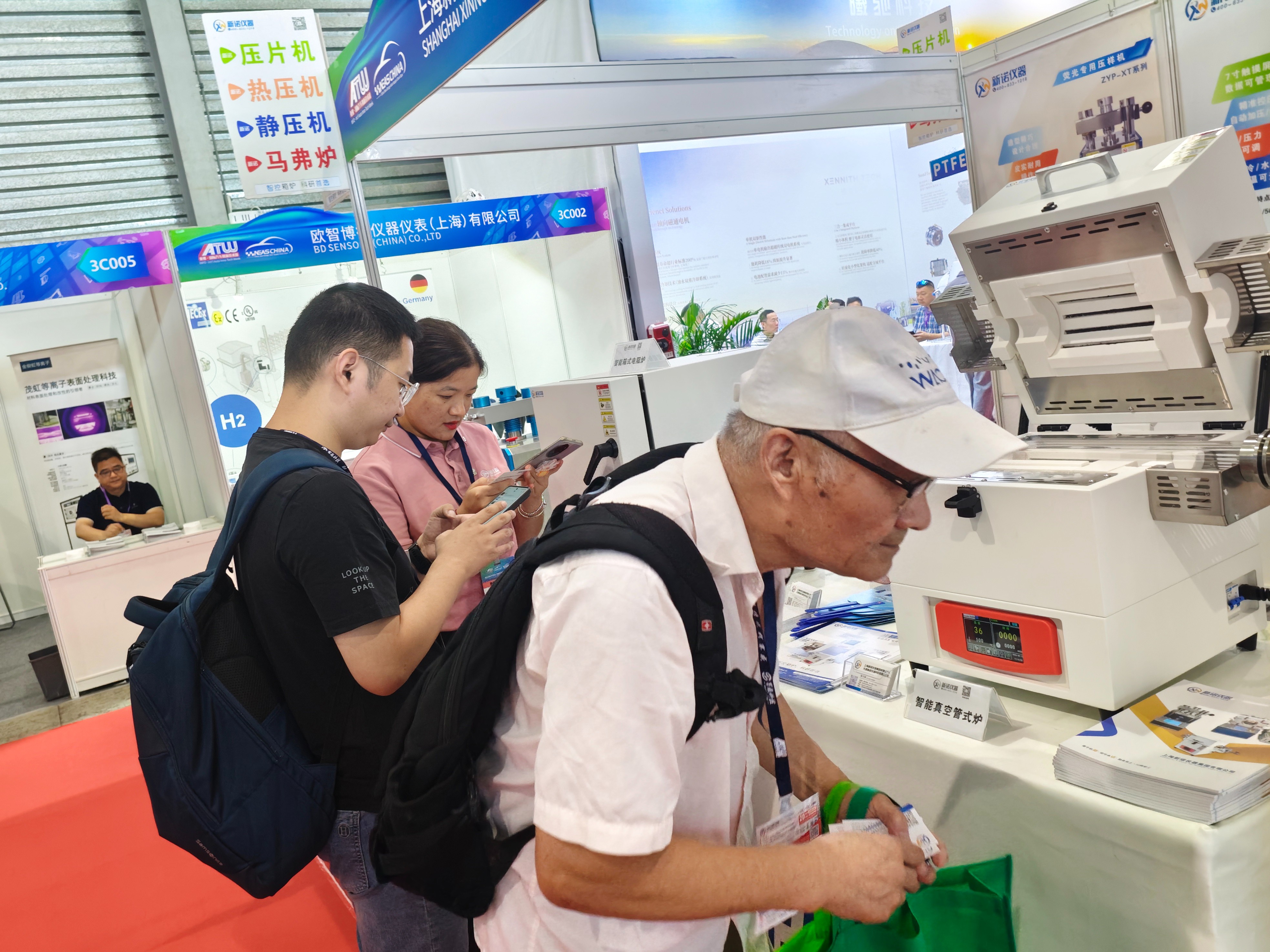 聚焦2025英佛·國際上海鋰電池技術交流展區(qū)，新諾攜重量級科研設備亮相會場