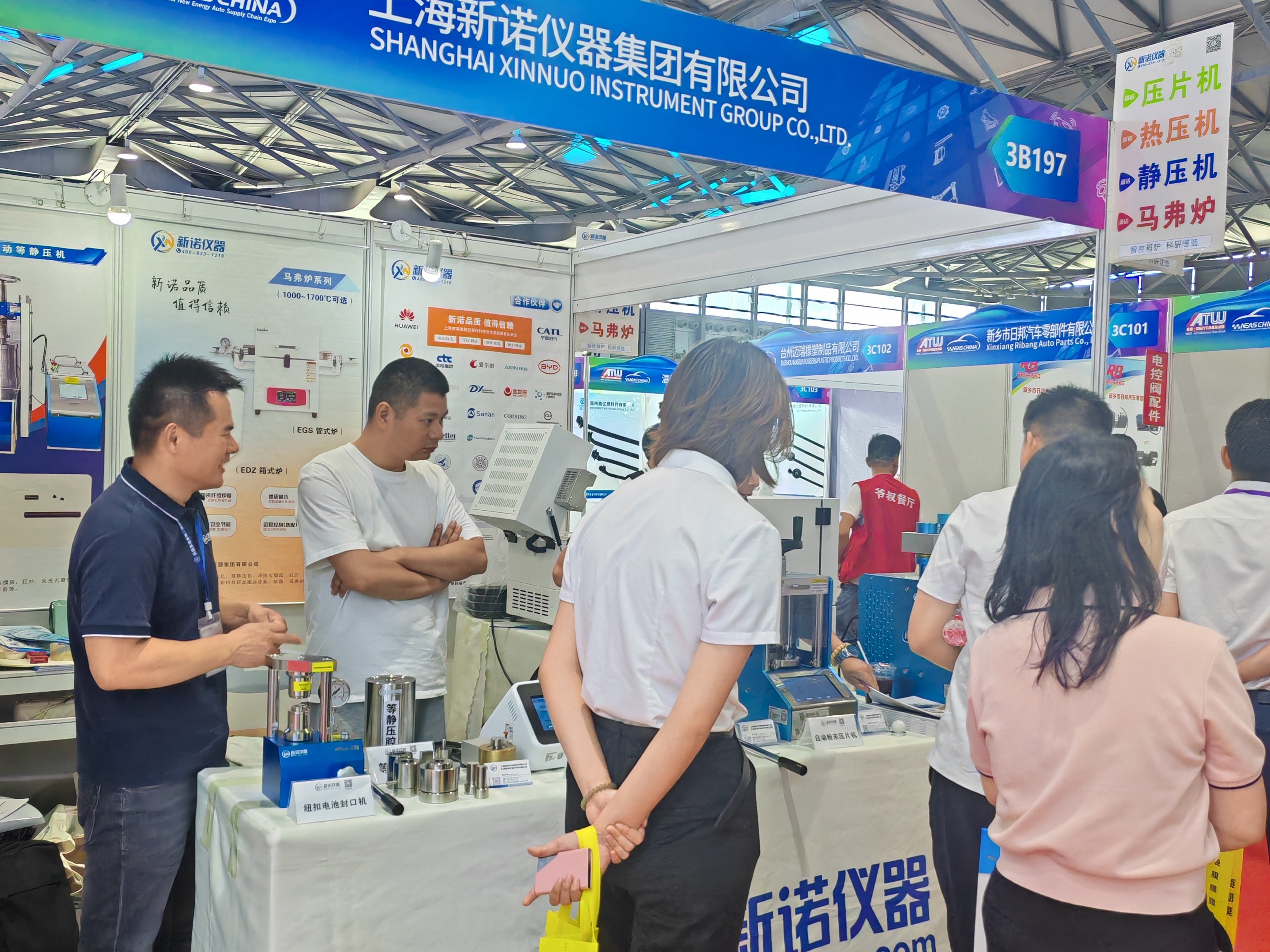 聚焦2025英佛·國際上海鋰電池技術交流展區(qū)，新諾攜重量級科研設備亮相會場