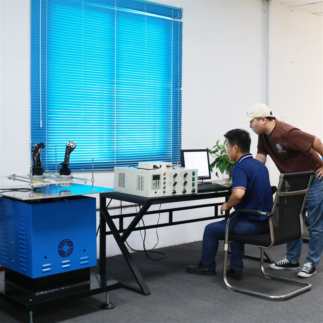 电磁振动台.jpg 工业电控操纵杆强度振动台